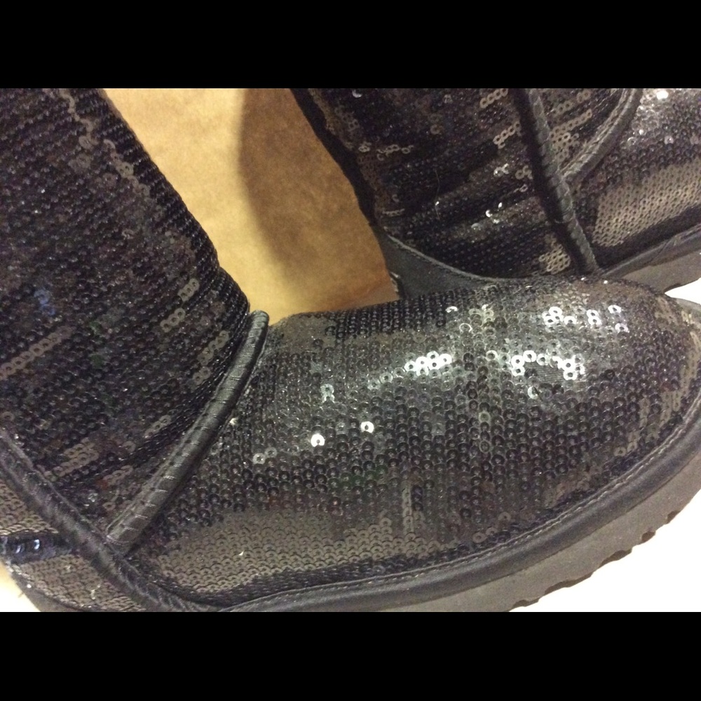 UGGS - Picture 3 of 5